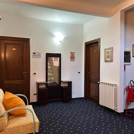Marnie Hotel *