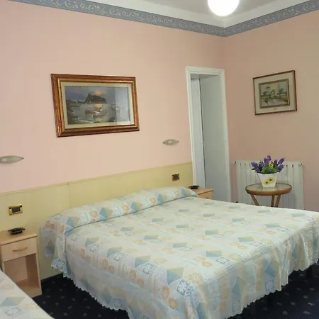 Marnie Hotel *